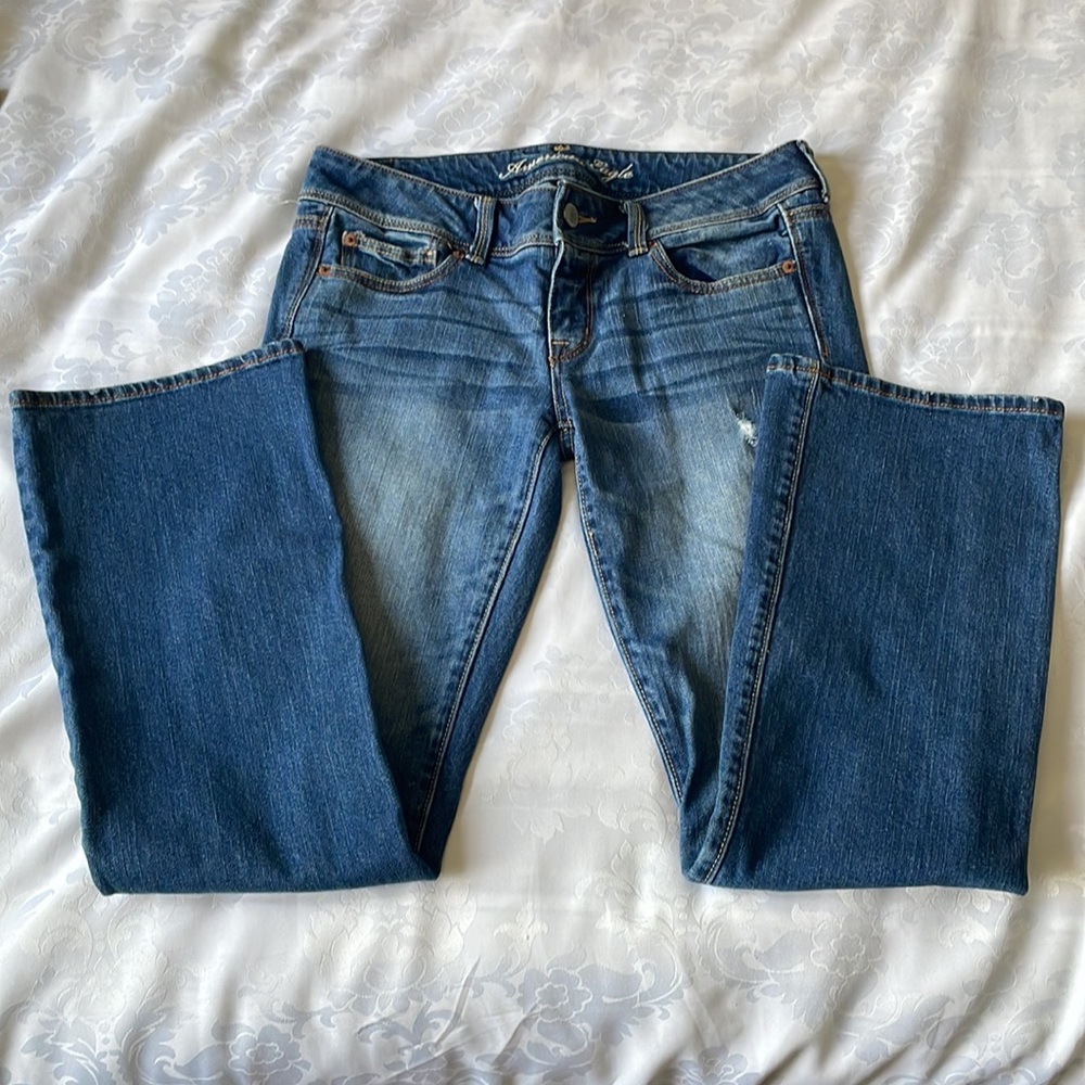 American Eagle boot cut jeans medium wash low rise minimal distress Sz 10